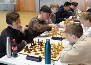 Die Schüler beim Schachspielen.
