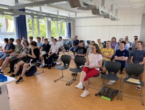 Ein Photo der SIA-Abschlussveranstaltung im Physikraum des Gymnasiums Karlsbad