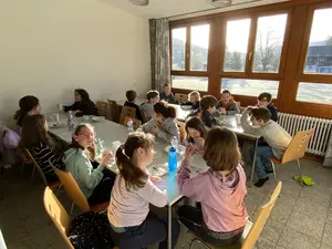 Die  Schülerinnen und Schüler beim Essen