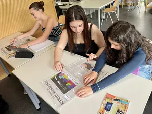 Schülerinnen beim Studium der Presse