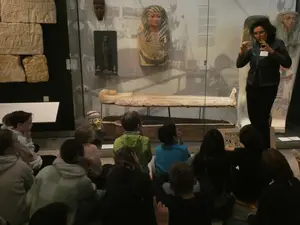 Die Museumsführerin erklärt das Einbalsamieren von Pharaonen