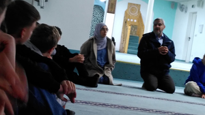 Sitzkreis einige Teilnehmer der Exkursion zur Annur Moschee