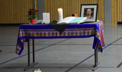 Ein Tisch mit einem Photo des Verstorbenen und dem Kondolzenzbuch