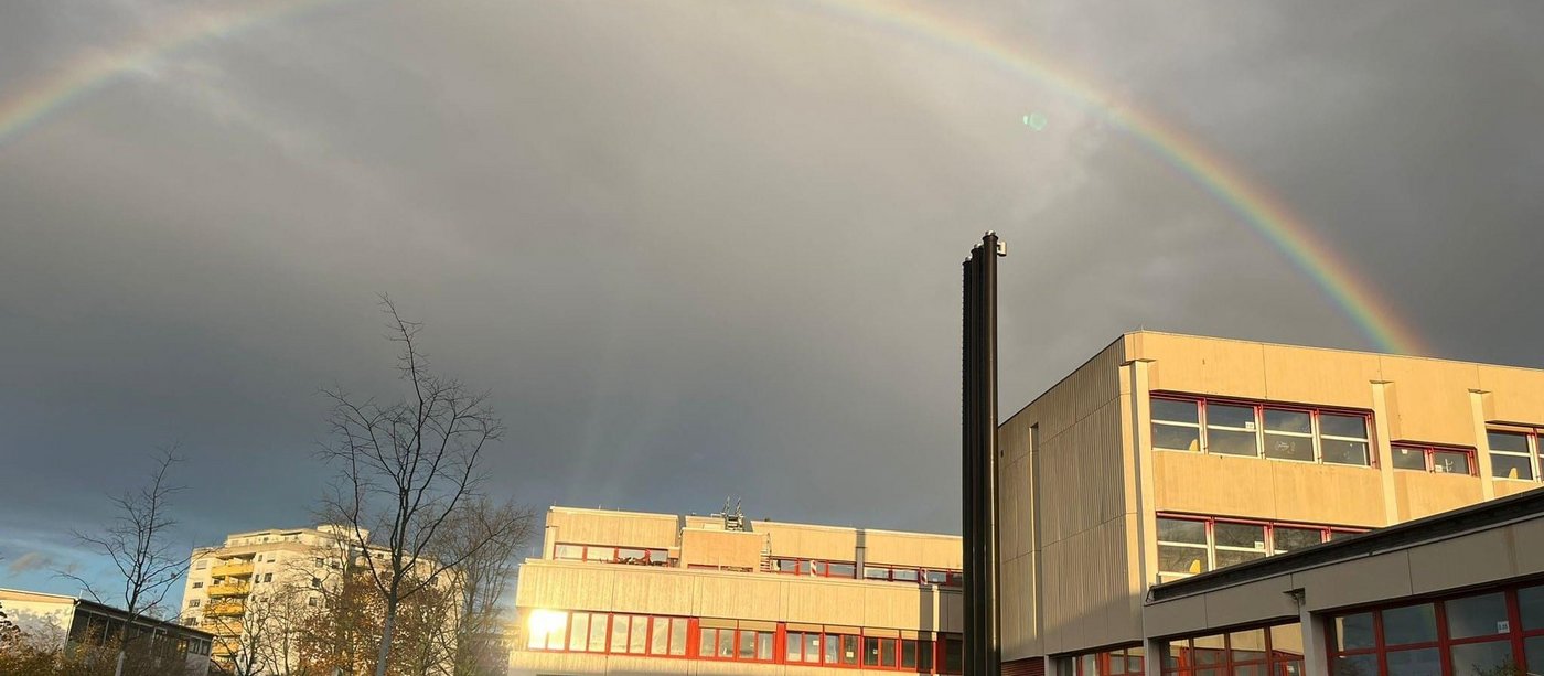 Regenbogen über dem Gymnasium Neureut