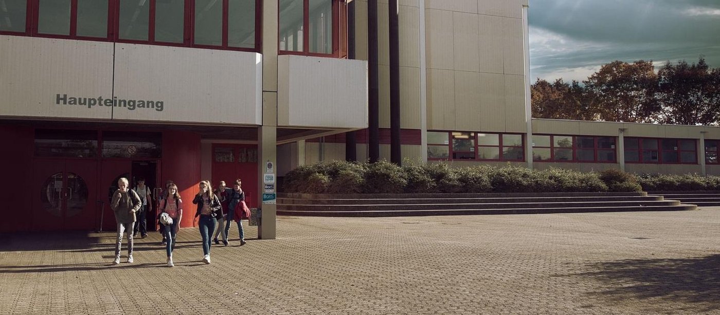 Der Haupteingang des Gymnasiums Neureut